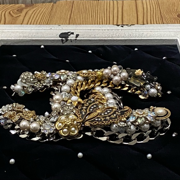 Luxury Design Repurposed Vintage Jewelry Framed 3D Mixed Media Wall Art - Picture 11 of 17